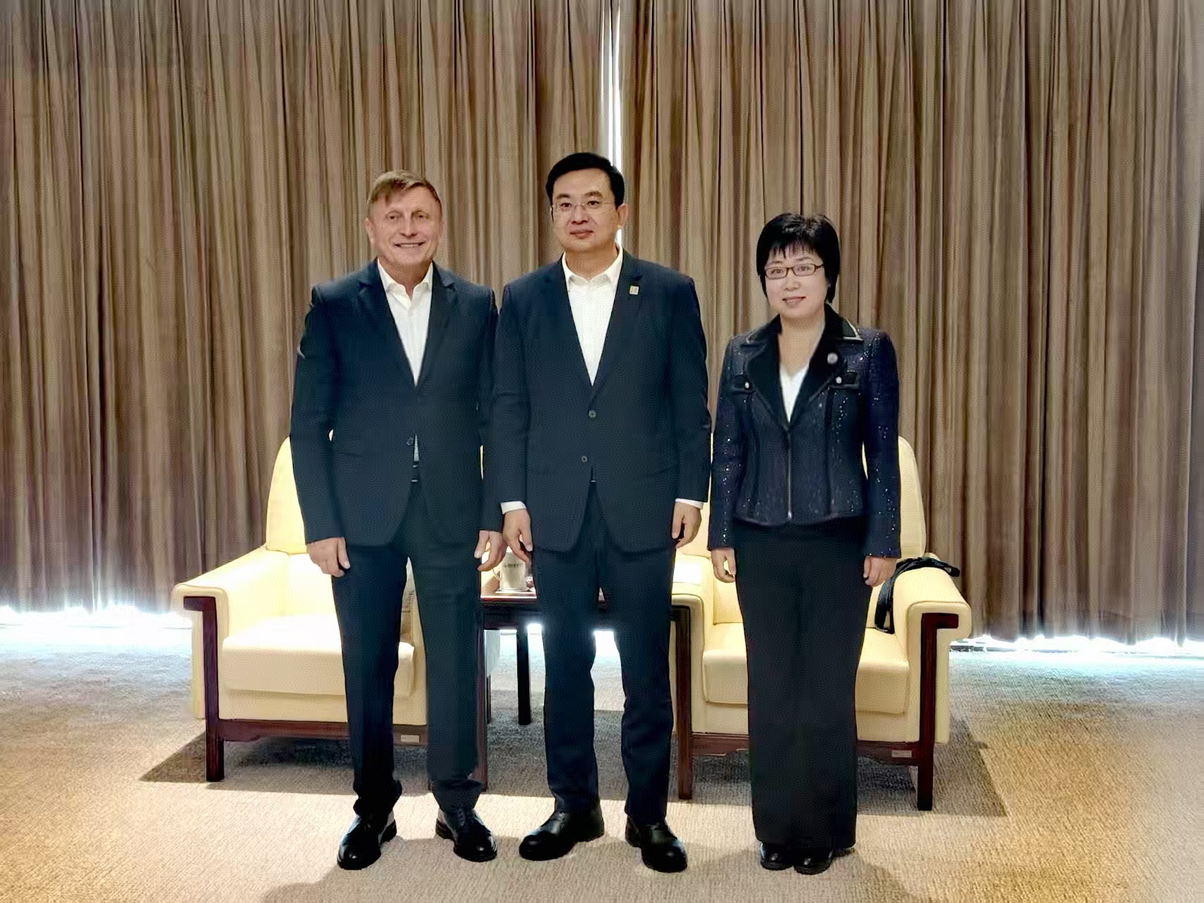 天外校长李迎迎率团出席2025世界中文大会